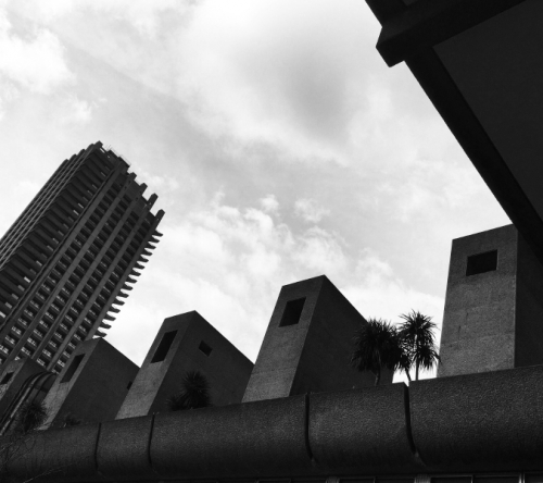 Barbican je jeden z nejslavnějších projektů brutalistické architektury.