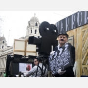 Londýnský novoroční pochod zaměřený na filmařinu.