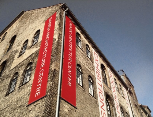 Dánské centrum architektury z venku působí mnohem prostorněji. To ještě nevíte, kolik prostoru je skutečně věnováno výstavám. Dánské centrum architektury z venku působí mnohem prostorněji. To ještě nevíte, kolik prostoru je skutečně věnováno výstavám.