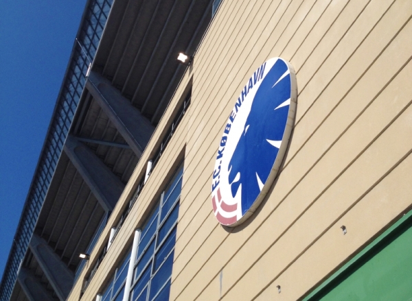 Logo klubu FC Kodaň na budově Parken Stadium.