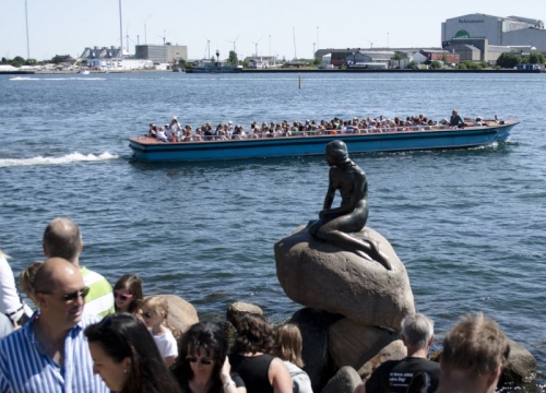 Tlačenice o výhled na kodaňskou sochu Malé mořské víly.