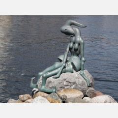To asi nebude nejvěrnější kopie... Tato socha Malé mořské víly je součástí série soch Geneticky upraveného ráje v ulici Pakhuskaj, nedalo původní a mnohem obdivovanější Malé mořské víly. Autorem je dánský umělec Bjorn Norgaard.