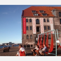 Útulné prostředí před Dánským centrem architektury. Na pozadí můžete zahlédnout budovu opery.