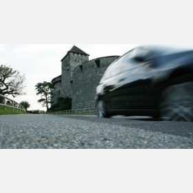 K hradu Vaduz se můžete dostat automobilem. K hradu Vaduz se můžete dostat automobilem.