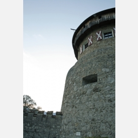 Věž vaduzského hradu ozdobená erby.