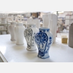 Během prohlídky města můžete zavítat do místní věhlasné porcelánky a podívat se na výrobu slavného modrobílého nádobí.