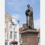 Holandský právník Hugo Grotius zvěčněný na náměstí Markt.