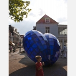 Plastika Modré srdce v ulici Oude Langendijk ústící do náměstí Markt.