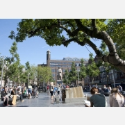 Rembrandtplein. Náměstí pojmenované po slavném barokním malíři, jehož socha z výšky sleduje dění kolem. Rembrandtplein. Náměstí pojmenované po slavném barokním malíři, jehož socha z výšky sleduje dění kolem.