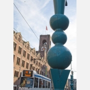 Ulici Damrak zdobí originální lampy. Na pozadí je vidět budova Beurs van Berlage, ve které se konají koncerty, výstavy a jiné akce. Ulici Damrak zdobí originální lampy. Na pozadí je vidět budova Beurs van Berlage, ve které se konají koncerty, výstavy a jiné akce.