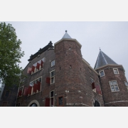 Waag. Budova z 15. století, která dříve sloužila jako městská brána. Nyní zde sídlí kavárna a restaurace. Waag. Budova z 15. století, která dříve sloužila jako městská brána. Nyní zde sídlí kavárna a restaurace.