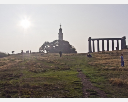 Calton Hill, jedno z nejnavštěvovanějších míst v Edinburghu. Odtud je vidět na celé centrum skotského hlavního města. Calton Hill, jedno z nejnavštěvovanějších míst v Edinburghu. Odtud je vidět na celé centrum skotského hlavního města.