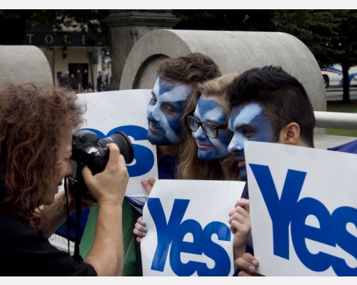 Obyvatelé demonstrující za odtržení Skotska od Spojeného království. Foceno před referendem v roce 2014, kdy se Skotové vyjádřili pro setrvání v Unii.