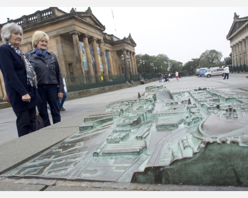 Prostranství před jednou z budov Skotské národní galerie. Prostranství před jednou z budov Skotské národní galerie.